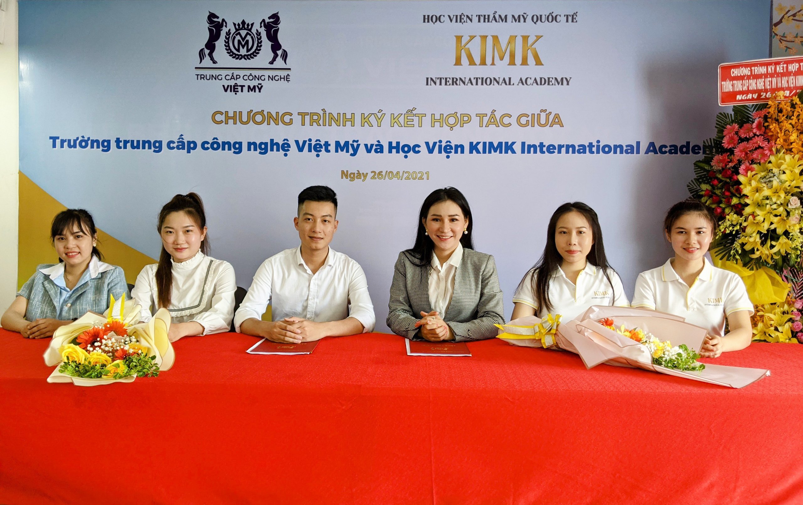 Trường Trung cấp Công nghệ Việt Mỹ hợp tác với Học viện thẩm mỹ KIMK đào tạo nghề chăm sóc sắc đẹp